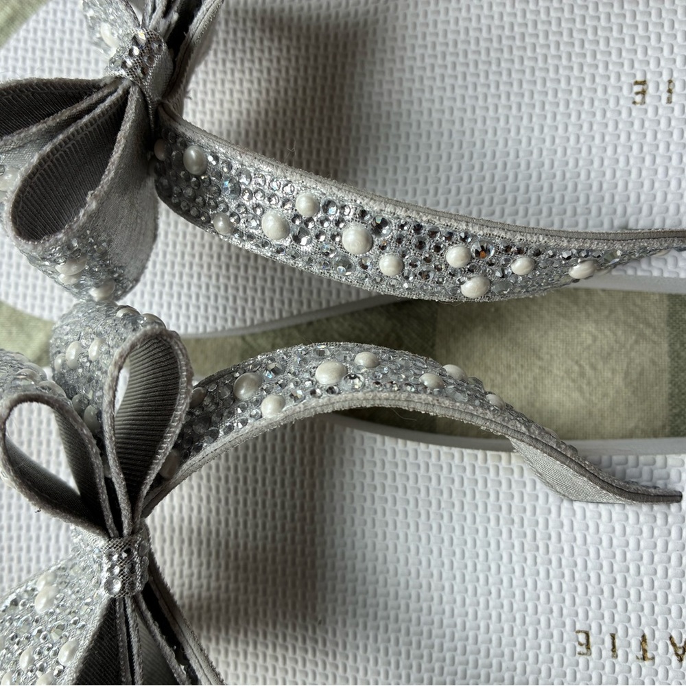 Kelly & Katie Rhinestone & Pearl Embellished Bow Flip Flop Sandals EUC 7M Bridal - Picture 6 of 7